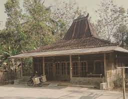 Rumah adat ini terdiri dari beberapa ruangan di dalamnya. Rumah Adat Jawa Tengah Lengkap Sejarah Jenis Keunikan Dll
