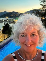 The glory of age is beauty of grey hair....From boring box dye colour to  beautiful natural grey #hairtransformation #haircut #york