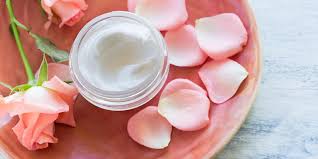 Succombez Aux Vertus Beaute De L Eau De Rose Creme Maison Recette De Lotion Creme Pour Le Corps