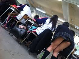 学校内で撮影されたJKのパンチラ画像が生々しくてエロいなぁーｗｗｗｗｗｗｗｗｗ | 素人エロ画像やったる夫