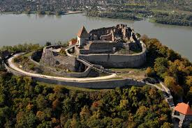 Stolica budapesztu jest podzielona przez rzekę dunaj na dwa obszary zwane buda i peszt. Visegrad Wegry