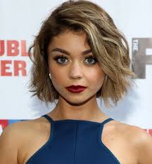 Idee Coiffure Description Carre Plongeant Visage Rond Avec Des Ondulations Effet Wavy Et Frange Carre Plongeant Visage Rond Coiffure Visage Rond Visage Rond