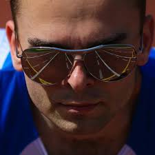 Norbert Pecze trénuje balerínkovú bežkyňu Annamáriu. Rómske dievčatá na  telesnej bežne behajú v balerínkach