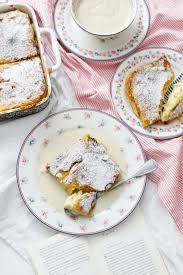 Eine Sussspeise Mit Ganz Viel Herz Und Liebe Fluffiger Milchrahmstrudel Mit Himbeeren Und Vanillesauce Mei In 2020 Milchrahmstrudel Vanillesauce Einfacher Nachtisch