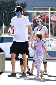 The daughter of actors demi moore and bruce willis took to instagram thursday and shared a poem she had written while focused on her tootsies. Mila Kunis Ashton Kutcher Ein Bodenstandiges Paar Gala De