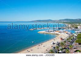 Die stadt hat viele alte denkmäler (amphitheater aus dem 1. Panoramablick Auf Stadtischen Strand Von Frejus Stadt An Der Cote D Azur Kuste Von Azure Der Franzosischen Riviera Im Sommer Stockfotografie Alamy