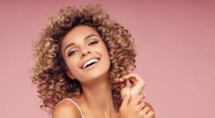 طريقة الشعر الكيرلي: 10 طرق للحصول علي شعر كيرلي صحي ولامع