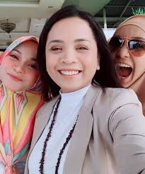 Aliff aziz dan isteri, bella astillah pada sidang media di roof garden hotel, bukit jelutong, shah alam, selangor. Anne Ngasri Mengaku Terpaksa Buka Hijab Demi Tawaran Tinggi Gosip Tempatan Gosip Forum Cari Infonet