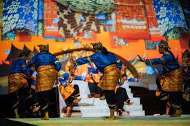 Tari saman dari aceh menggunakan pola lantai garis lurus secara horisontal yang menunjukkan hubungan antarmanusia. Lengkap Tari Randai Asal Sejarah Pola Gerakan Video