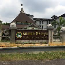 Barang yang dijual umumnya keperluan memasak,dapur dan rumah tangga. Rumah Adat Melayu Pontianak Indonesia Review Tripadvisor