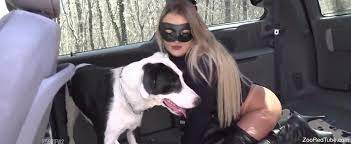 Fine woman with sexy ass, doggy porn with a real dog in the car