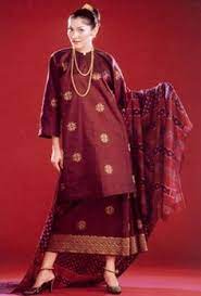 باجو كوروڠ) is a traditional malay costume which loosely translated as the early baju kurung was longer and looser. 9 Klasik Ideas Traditional Fashion Traditional Outfits Kebaya