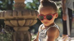 Stephen curry is on fire this season, so it should come as no surprise that everyone wants his autograph. Stephen Curry S Daughter Riley Stars In Toddler Shoe Commercial Sporting News