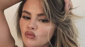 Millie Bobby Brown termine l'année dans un bikini échancré