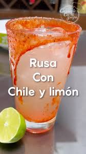 Bebida de refresco toronja con chile y limón (Rusa), #bebida #bebidas  #verano #chilito #chamoy #chamoycandy #limon #refresco #toronja  #aguamineral #reels #reelsinstagram #reel