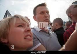 Mosca, Russia. 6 maggio 2012 Blogger Alexei Navalny e sua moglie Yulia (L)  partecipano alla marcia di milioni di proteste di opposizione nel centro di  Mosca. I partecipanti ai rally protestano contro