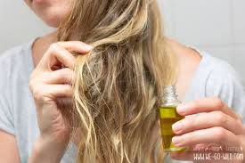 Knoblauchöl regt auch definitiv die durchblutung der kopfhaut an und hat zusammen mit olivenöl eine wunderbar pflegende eigenschaft für ihre haare und bringt sie wunderbar zum. Hausmittel Gegen Schuppen Das Hilft Wirklich We Go Wild