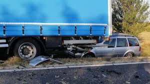 Balesetek érdekességek hírek kiemelt hírek külföld. Halalos Baleset Egy 18 Eves Lany Vesztette Eletet Miutan 3 Auto Utkozott Vas Megyeben Likenews