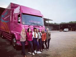 Original posted by galang911► ane kalo ada paket nitip ke sopir truk cabe kek nya enak nih, cepet sampe. Ini Kisah Devi Stephani Sopir Truk Cantik Yang Viral Di Instagram Pernah Kerja Kantoran Belajar Nyetir Truk Dari Suami Joglosemar News