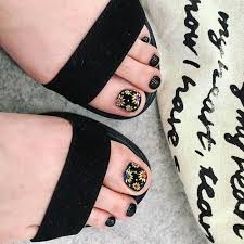 Estas nuevas tendencias de pedicure seguro te harán querer probarlas todas. Los Mejores Disenos De Unas Decoradas Para Pies 2020 2020