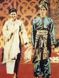 Baju atasan untuk wanita adalah baju kurung lengan panjang. 40 Trend Terbaru Pakaian Tradisional Melayu Baju Sikap Lamaz Morradean