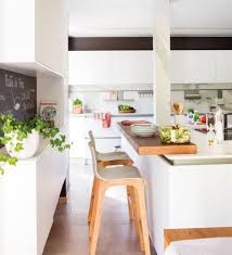Una luminosa cocina con isla multifunción. Islas De Cocina