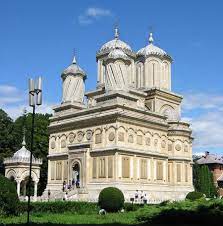 The monastery of curtea de arges is at the center of a very popular romanian legend. MÄnÄstirea Curtea De ArgeÈ O CapodoperÄ A Arhitecturii RomaneÈti