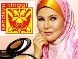 Lama juga kita tidak mendengar sebarang berita mengenai datuk seri aliff syukri dan isterinya, datin seri nur shahida. Inilah 6 Foto Wajah Terbaru Ibu Datuk Aliff Syukri Yang Tidak Pernah Didedahkan Selama Ini