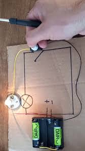 Circuito Eléctrico Básico: Elementos, Funcionamiento y Aplicaciones