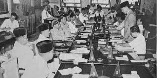 Pendahuluannegara indonesia yang berdiri pada tanggal 17 agustus 1945, untuk menyempurnakan negara maka tanggal 18 agustus 1945 panitia persiapan kemerdekaan indonesia. Uud 1945 Konstitusi Pertama Indonesia Halaman All Kompas Com