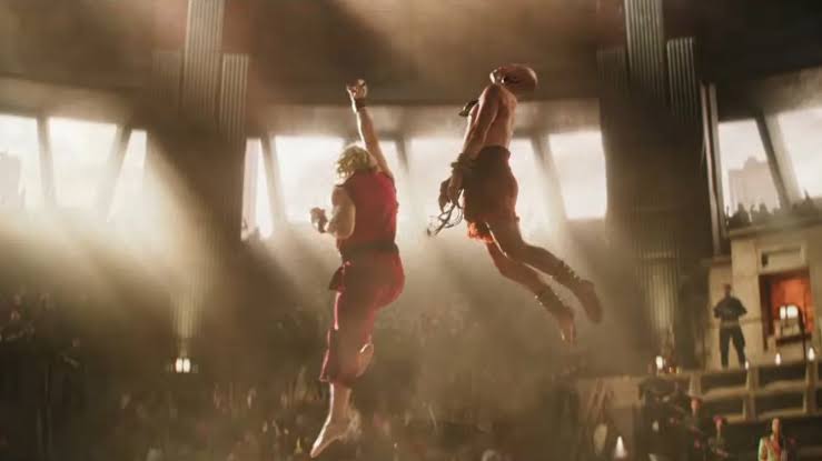 Noah centineo realizando el mitico Shoryuken de Ken Masters en Street Fighter. PARAMOUNT PICTURES