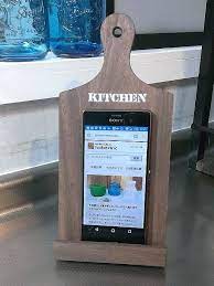 100均diy カッティングボードでキッチン用スマホスタンドを作ろう カッティングボード 100均 diy スマホスタンド