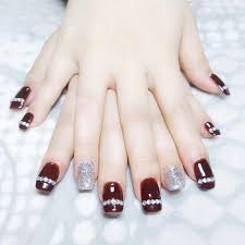 Dos de los colores que pueden combinarse de forma perfecta, así que disfruta de los mejores modelos que puedes encontrar en este sitio web y utilizarlos en el momento que desees. Disenos De Unas En Color Rojo Y Plata Decorados De Unas