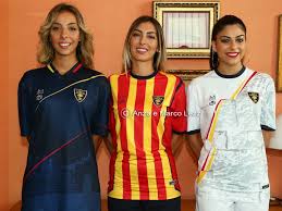 Su questa pagina vengono pubblicati aneddoti sugli ultimi 40 anni della storia del lecce. Al Via La Campagna Abbonamenti U S Lecce 2018 2019 Presentato Il Brand M908 Per Le Nuove Maglie Video Salento
