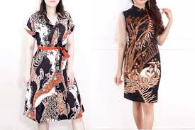 Gaun panjang batik dengan sentuhan kain satin yang mengkilap akan menambah kesan mewah untuk penampilan kamu saat pergi ke acara penting. Katalog Harga Dress Batik Terlengkap Juni 2021 Di Indonesia