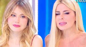 Personaggio molto noto sul web, ha già pubblicato il suo primo singolo dal titolo ego. Loredana Lecciso Sua Figlia Jasmine Carrisi Sbotta E Stata Uno Stress Lanostratv
