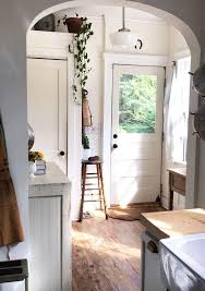 L Entree Prend Facilement Des Airs De Maison De Campagne Lorsque L On Favorise Le Bois Brut Ou Legerement Lasure Home House Home Remodeling