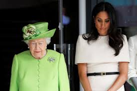 The queen as #georgefloyd's murderer crushing meghan's neck? T01 K Glqozsm