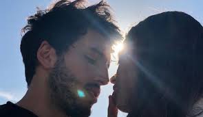 Martina stoessel, mejor conocida como tini y sebastian yatra decidieron acabar de una vez por todas con los rumores, por lo que confirmaron que están en una relación. Canciones De Sebastian Yatra Pillados En Fotos Quedo Registrado El Beso De Tini Y Sebastian Yatra Entretenimiento Caracol Radio