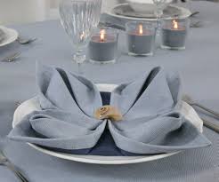 Steingraue Oder Blaue Stoffserviette Elegant Gefaltet Eventuell Konnte Man Den Stoff Auch Als Blaugrau Bezeichnen Auf Blau Grau Stoffservietten Tischdecke