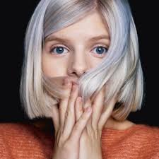 AURORA : hypnotique et déjantée pour le clip de “Cure For Me”