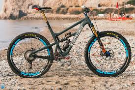 A Crash And A Broken Frame In Training A Flat Rear Tire In The Final Race Greg Minnaar Ended The 2017 Downhill Bike Mens Mountain Bike Mountain Biking Gear