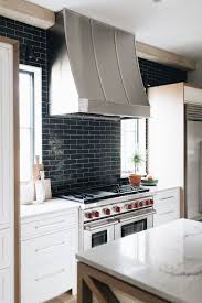 20 Dosserets De Cuisine Audacieux Qui Nous En Mettent Plein La Vue Bold Kitchen Kitchen Interior Kitchen Renovation