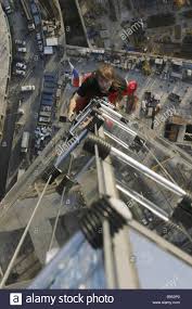 Take a pov climb with robert on the tour total in paris and visit his. Ein Urban Kletterer Alain Robert Den Spitznamen Spiderman An Der Spitze Der Foderation Kletterturm Stockfotografie Alamy