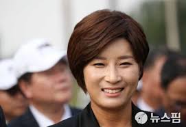 더 이상 사랑하지 않는다 작가 수수, 윤혜윤 총편수 총 27화 가족에게도, 약혼자에게도 외면 받으며 살던 여주인공이 미련에서 벗어나 자신과 마찬가지로 사랑에 트라우마가 있는 남주인공과 결혼, 사랑함으로써 트라우마를 딛고 성장을. ë°•ì„¸ë¦¬ ê²°í˜¼ ë‚˜ì´ ë‚¨íŽ¸ ìž¬ì‚° ë£¨ë¨¸