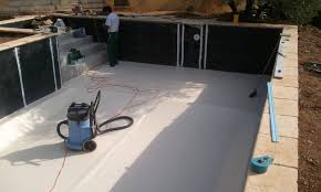 Le liner en pvc est le plus utilisé, il est apprécié pour son épaisseur, de l'ordre de 1,5 mm, qui garantit son étanchéité. Pose De Pvc Arme Jce Piscines