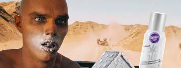 Este ingrediente de repostería es el más troleado de Amazon por una razón:  los fans afirman que es el secreto tras el maquillaje de Mad Max