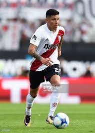 Ninguna de esas trabas podían impedirle una victoria que sabe a respiro profundo. Enzo Perez Of River Plate Drives The Ball During A Match Between River Plate And Boca Junio Club Atletico River Plate River Campeon Libertadores Fotos De River
