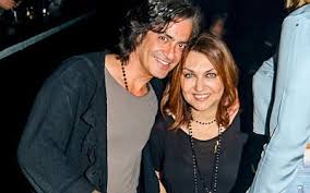 Ο γιος της καίτης γαρμπή και του διονύση σχοινά κυκλοφόρησε το πρώτο του τραγούδι βίντεο. Kaith Garmph Dionyshs Sxoinas Symplhrwsan 18 Xronia Gamoy Toratora Gr