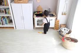 白い木目調の大判ジョイントマットを敷きました リビングキッズスペース ホワイト イケア ニトリ リビング キッズスペース キッズスペース イケア